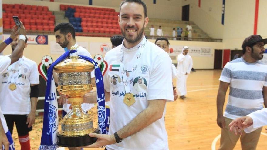 Adrián Paz, con el trofeo de la Copa Presidente lograda con el Al Nasr.