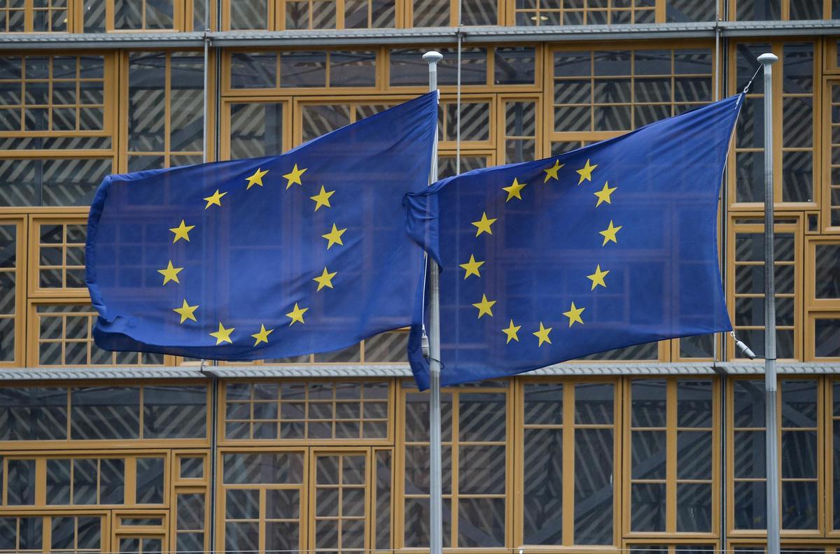 Archivo - Banderas de la UE en la sede de la Comisión Europea en Bruselas Archivo - Banderas de la UE en la sede de la Comisión Europea en Bruselas