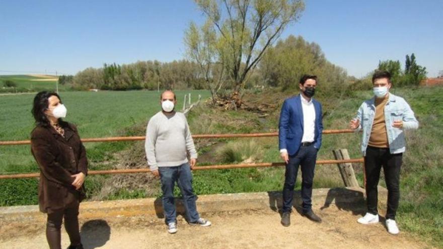 Eduardo Folgado, con Antidio Fagúndez, la alcaldesa de San Miguel de la Ribera y el alcalde de Argujillo en una reciente visita a la comarca de La Guareña