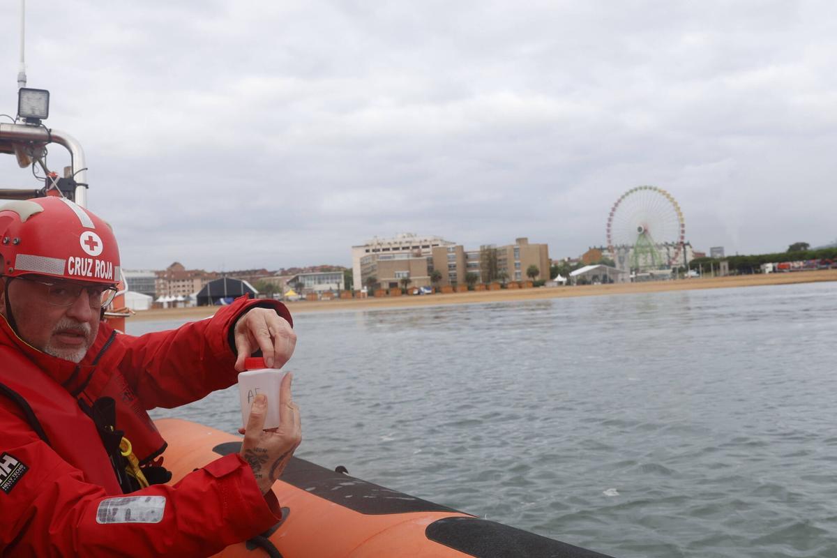 El control de la calidad de las aguas del mar de Gijón, en imágenes