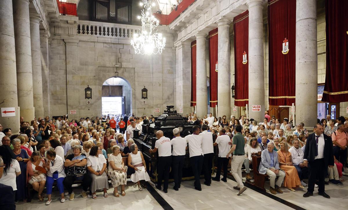 Emotivo descendimiento del Cristo de la Victoria