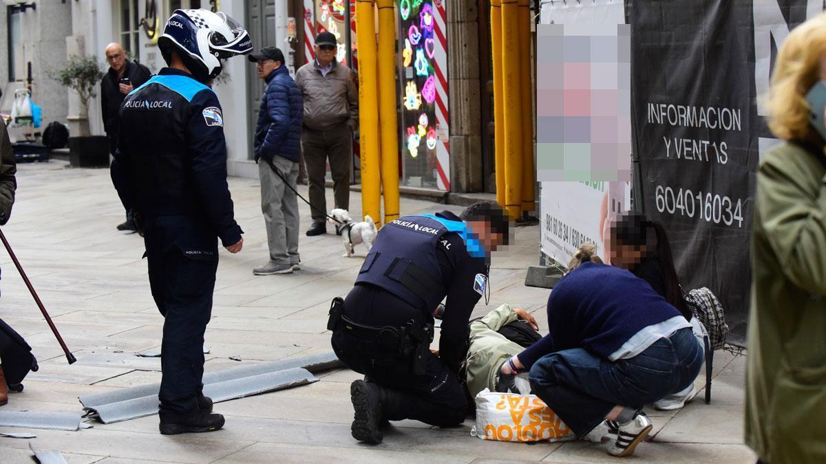 Herida una mujer al desprenderse parte del tejado de una obra en la calle Real