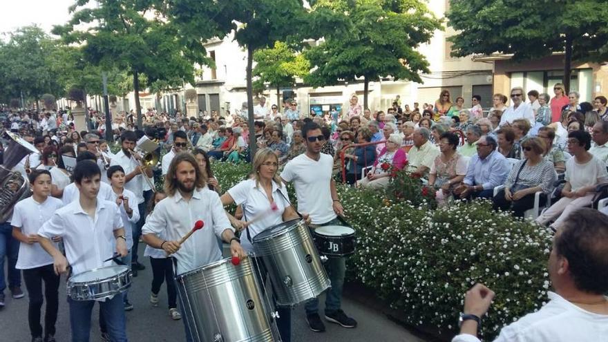 El colorido desfile de carrozas despide las Fires i Festes de Primavera