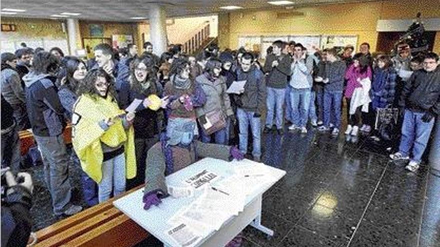 Manifestación en la Facultad de Geografía e Historia de la UV por la falta de calefacción.