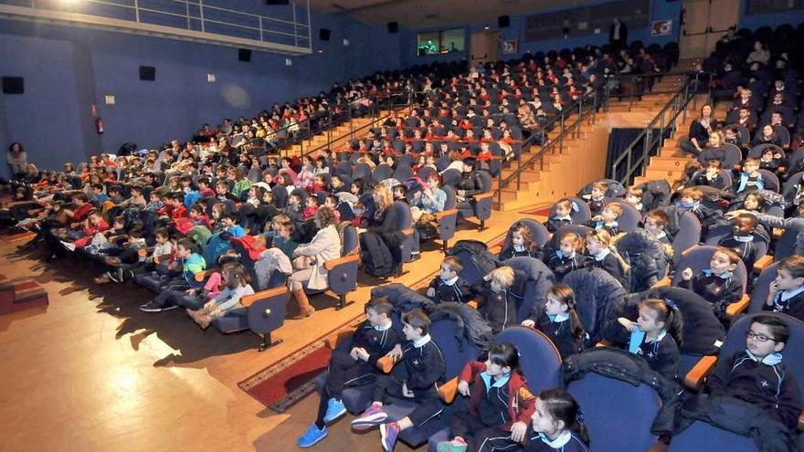 Los asistentes a la representación teatral.