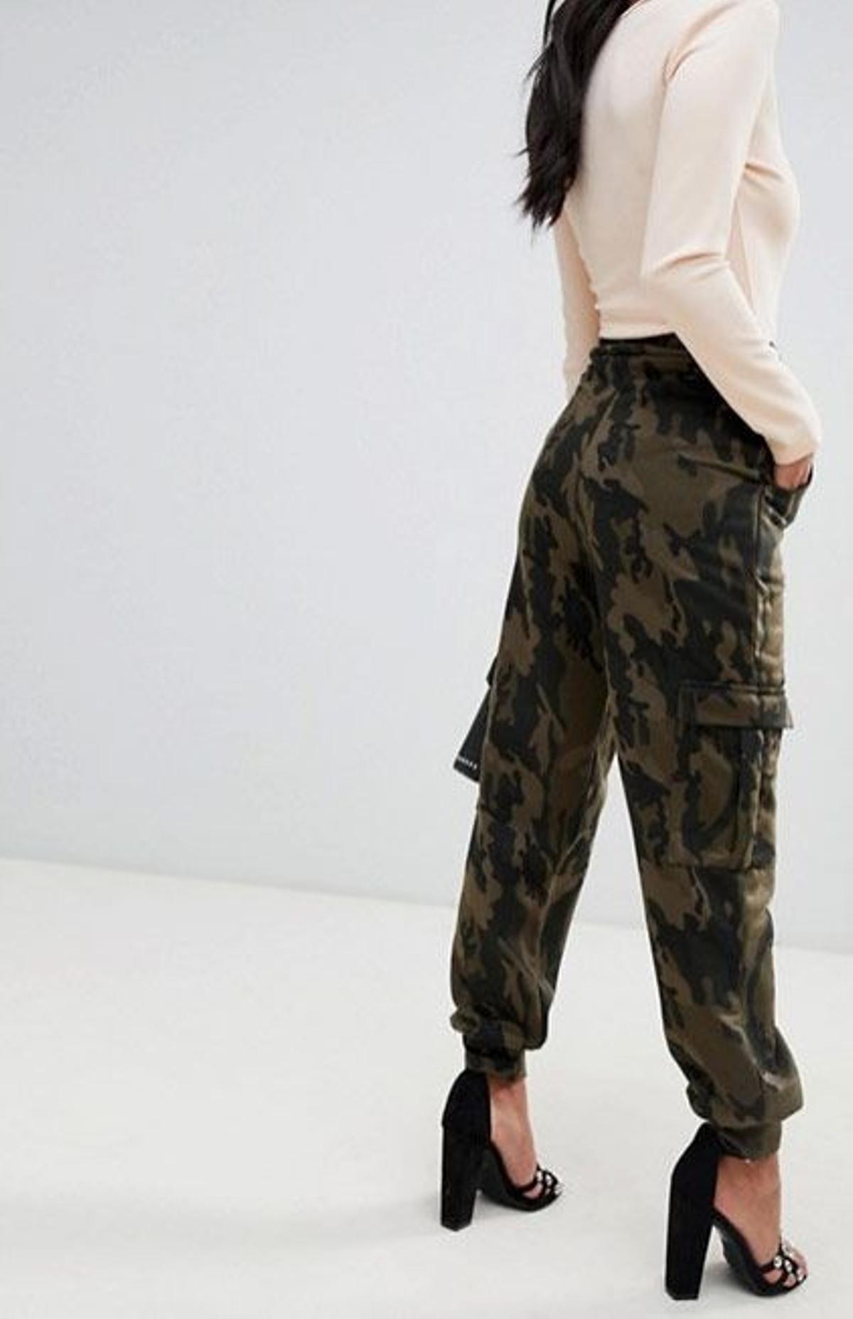 Pantalón cargo con diseño de camuflaje de Asos