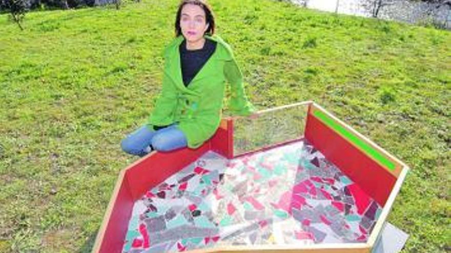 Noemi Iglesias, junto a su escultura instalada en el paseo fluvial.