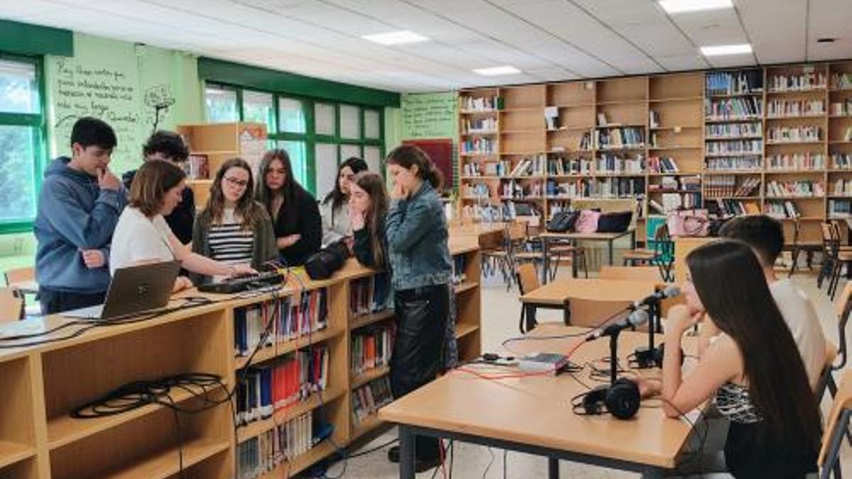 Alumnos do IES Xelmírez en Radio na Biblio