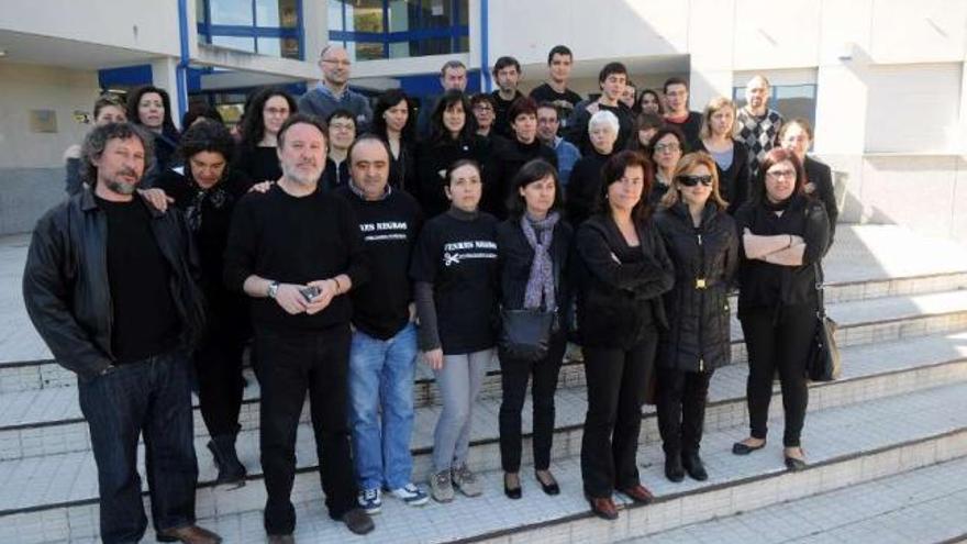 Los docentes del IES de Ponte Caldelas se sumaron ayer a la campaña &quot;Venres negros&quot;.  // Gustavo Santos