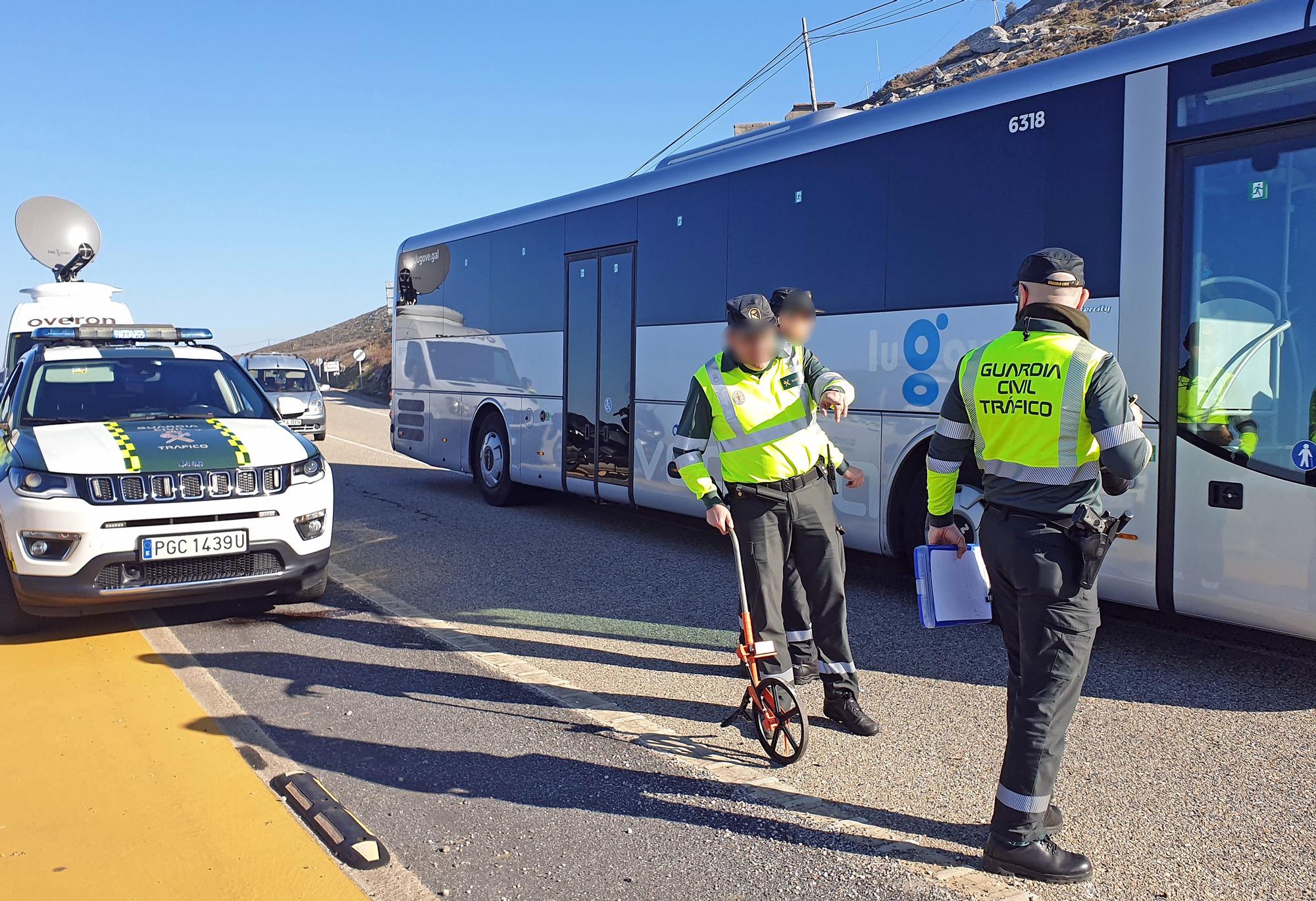 Un microbús vuelca sobre las rocas de cabo Silleiro