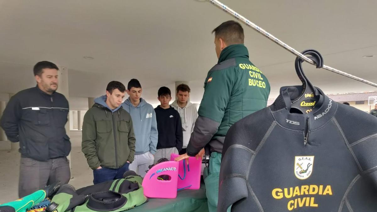Exhibición de las especialidades de la Guardia Civil en el IES Rey Pelayo.