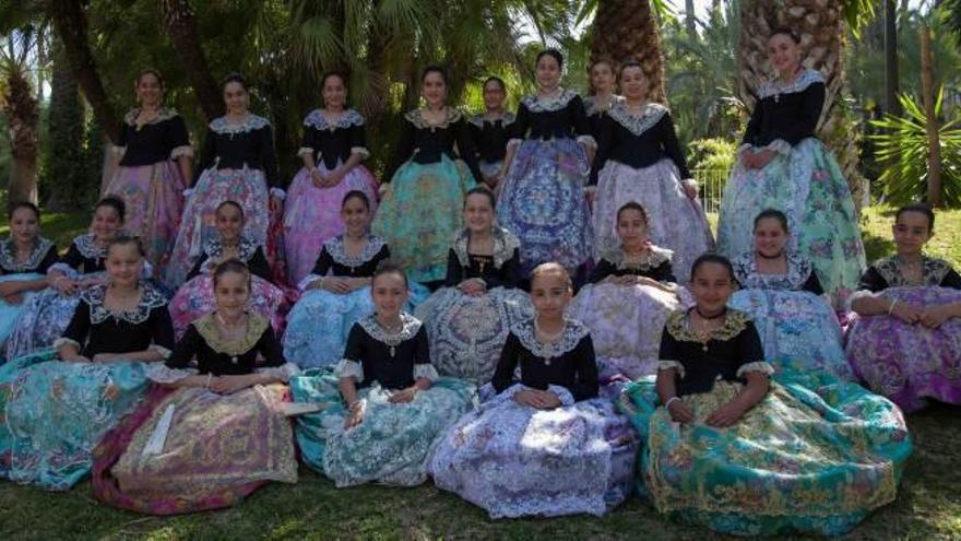 Las aspirantes a convertirse en Reina infantil se divirtieron posando para los fotógrafos en su presentación a los medios.