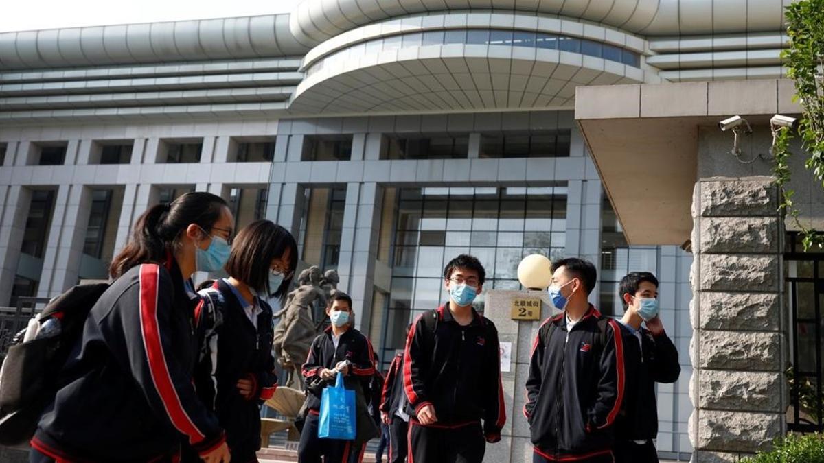 Estudiantes con mascarilla en un instituto de Pekín, este lunes.