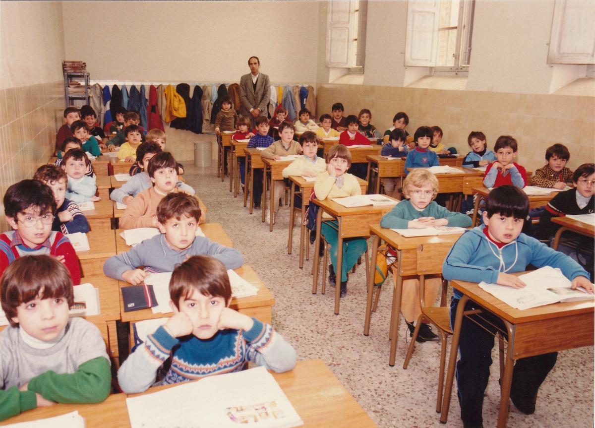 Imagen de una de las clases del colegio de los carmelitas de Vila-real, entonces exclusivamente de chicos, en los años setenta.