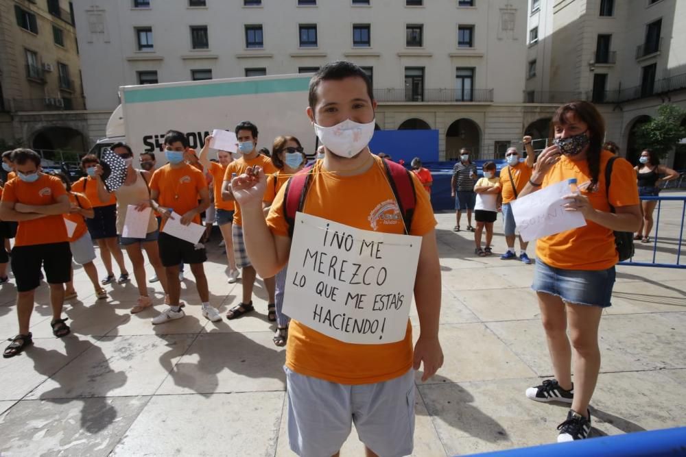 Se ha sumado a esta movilización la protesta el colegio El Somni por haberse quedado fuera del plan Edificant.