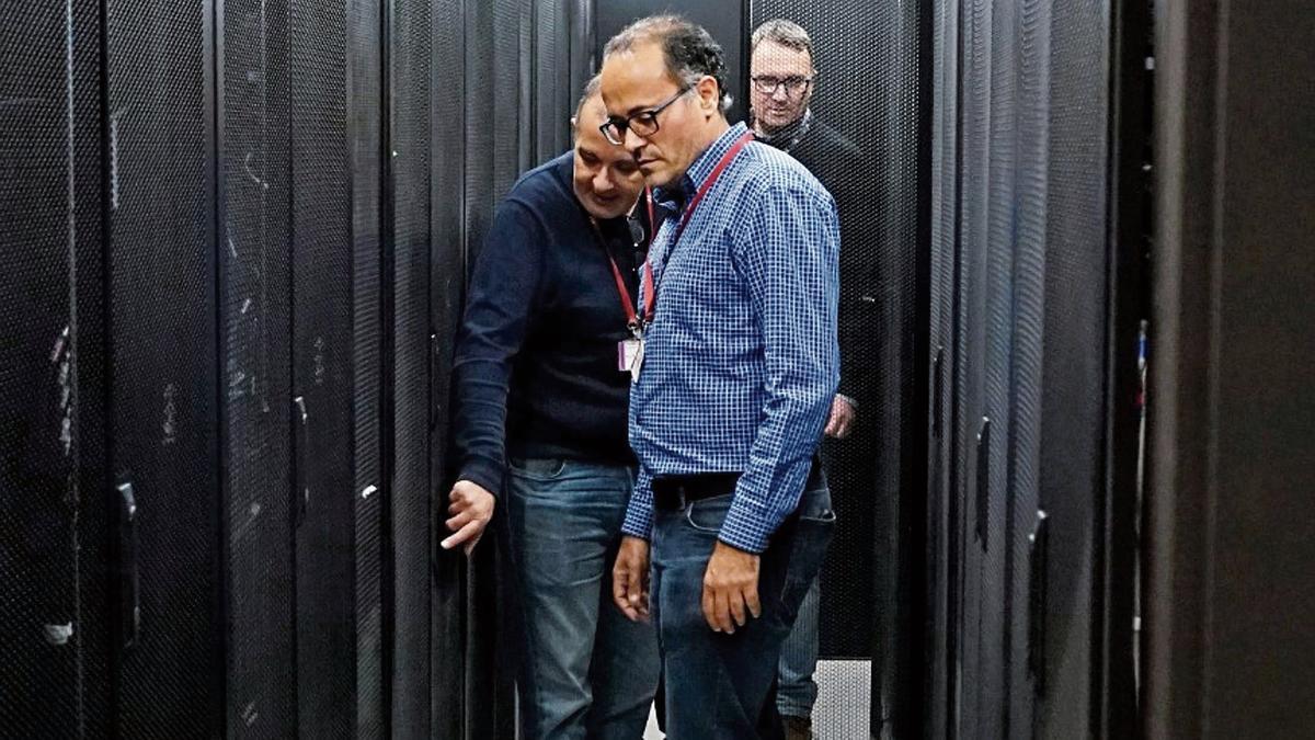 Tres ingenieros e informáticos que han participadoen el proyecto comprueban las instalaciones delCentro de Proceso de Datos, en un sótano de la Arrixaca.