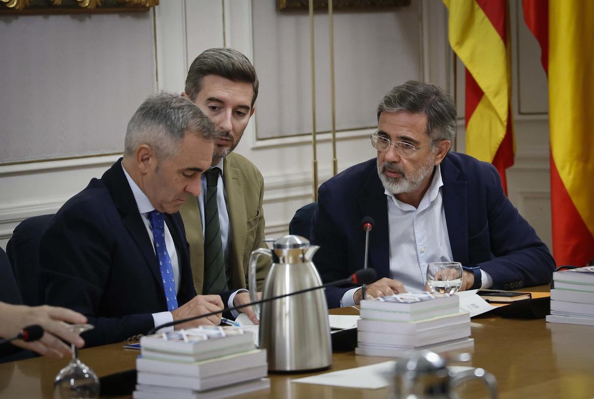 El síndic del PPCV, Miguel Barrachina, y los representantes de los populares en la Mesa de las Corts, Víctor Soler y Alfredo Castelló.