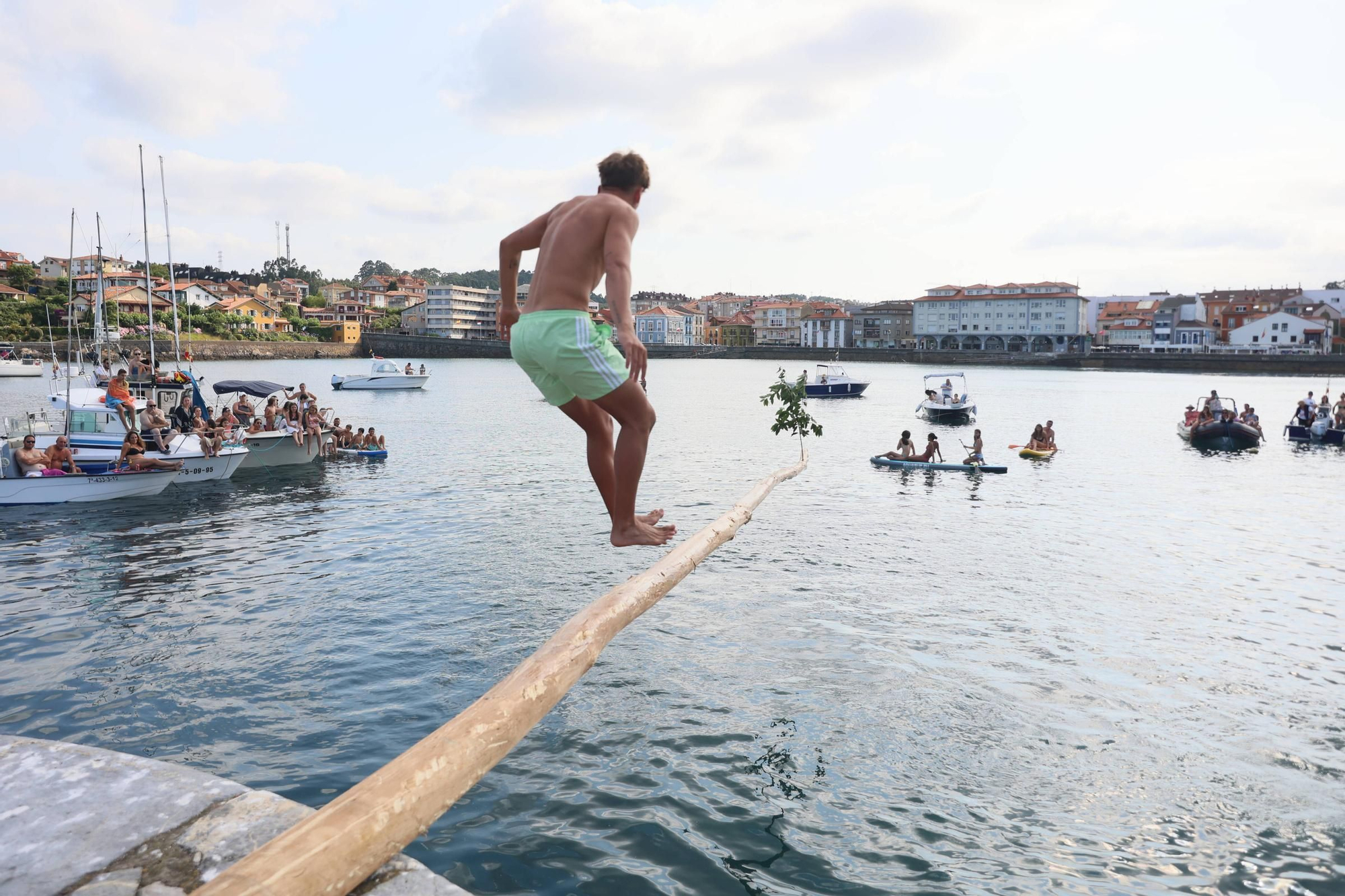 EN IMÁGENES: La multitudinaria cita de la cucaña en el Carmen de Luanco