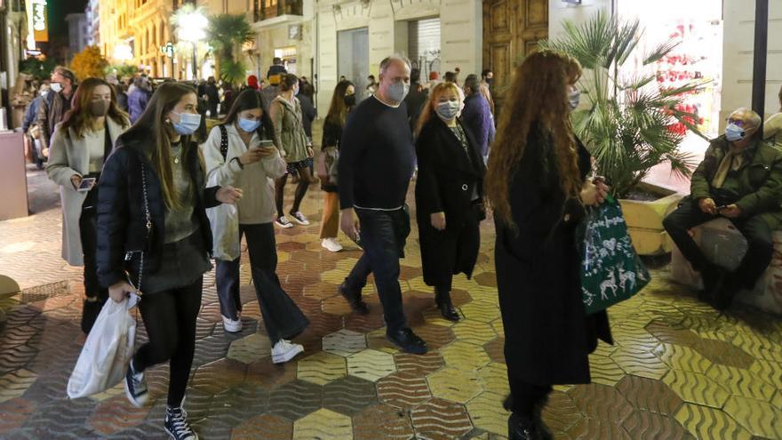 Varias personas en una zona comercial de Valencia.
