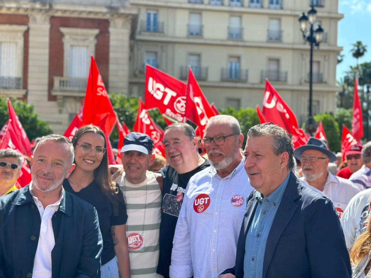 El presidente de la Diputación de Sevilla, Javier Fernández, en la manifestación de CCOO y UGT por el Día del Trabajador en Sevilla.