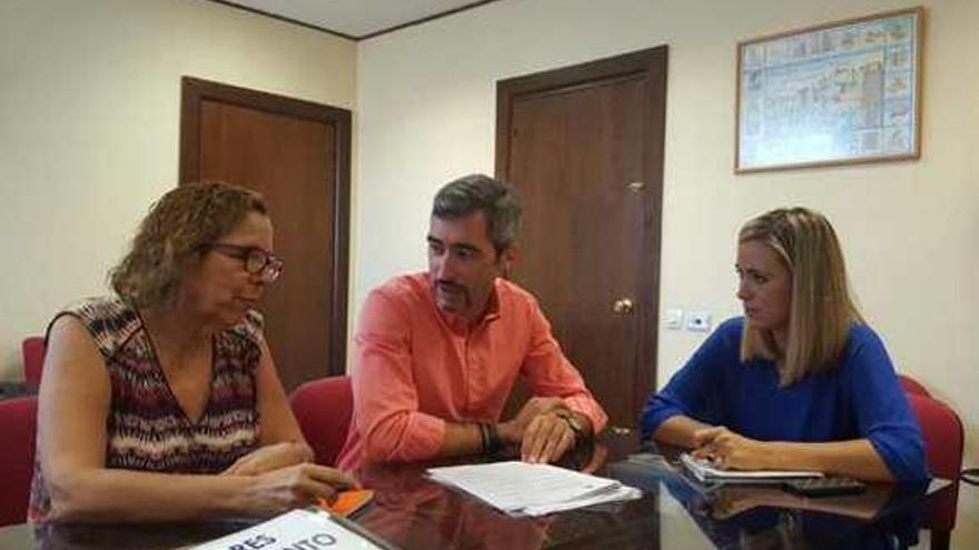 Elena Galán, Víctor Navas y Patricia Alba, durante la reunión.