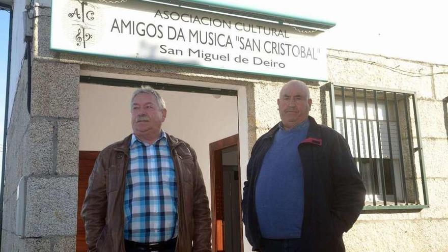 Francisco Charlín, acompañado de José Luis Tourís, presidente de Amigos da Música. // Noé Parga