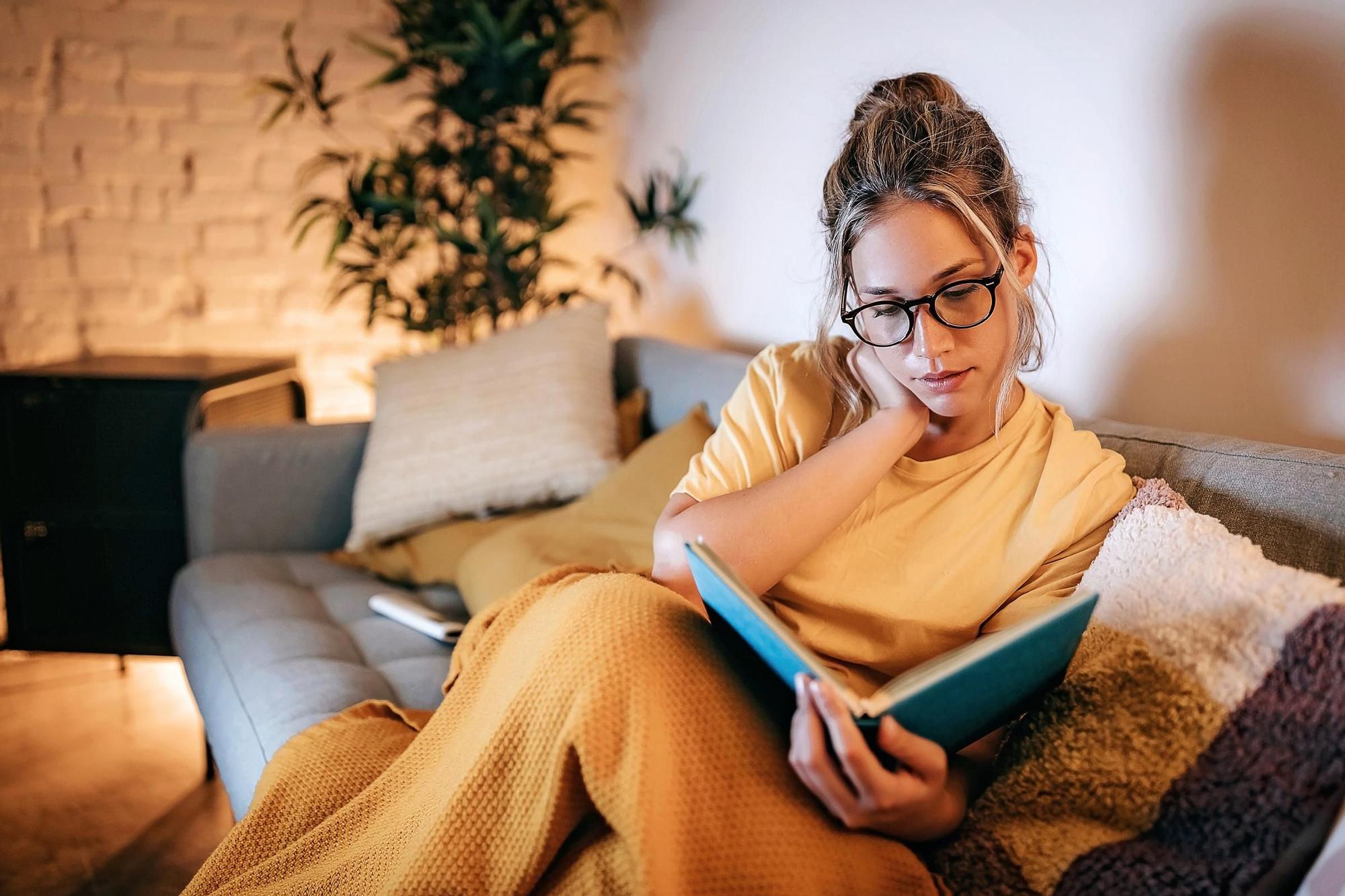 Una mujer leyendo aténtamente un libro