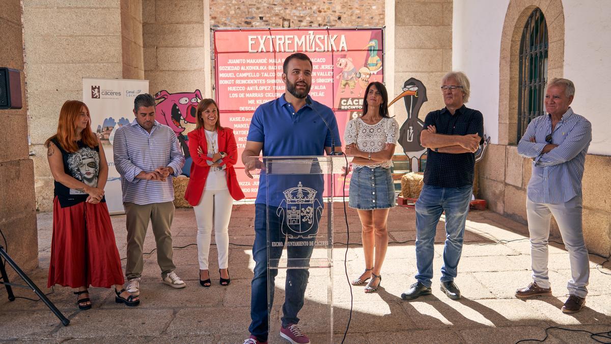 Presentación del cartel, ayer en los soportales del ayuntamiento, con promotores y responsables institucionales.