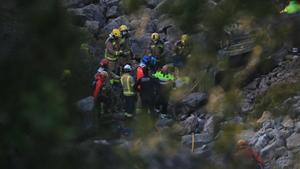 Bombers trabajan en el accidente de El Perelló que ha dejado tres fallecidos y un herido crítico