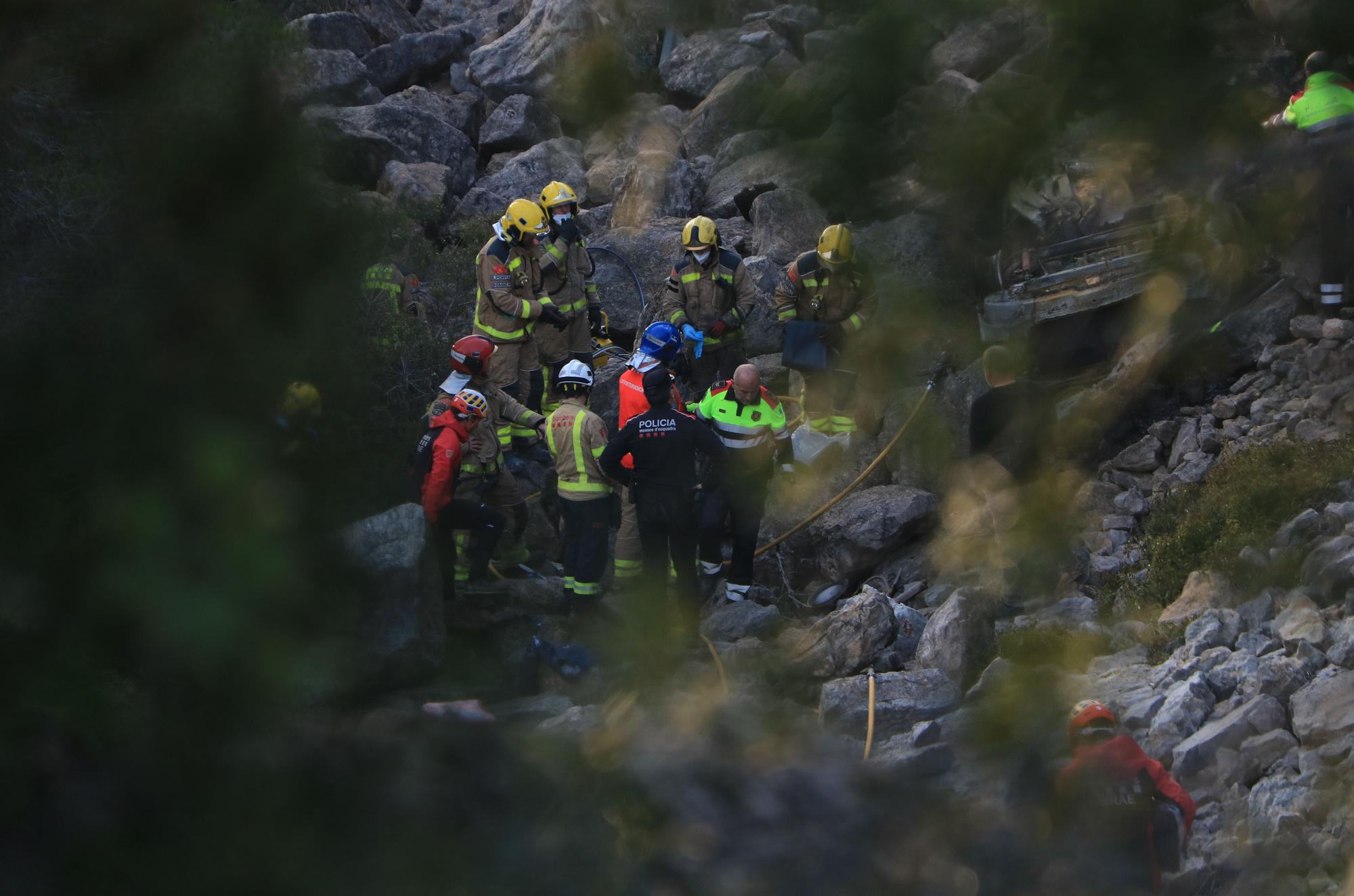 Bombers trabajan en el accidente de El Perelló que ha dejado tres fallecidos y un herido crítico