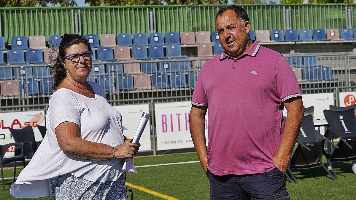 Isabel Tarragó y Oriol Alsina, en una imagen de archivo en el Municipal de Llagostera, antes de que tuvieran que trasladar la sede para poder jugar en Primera RFEF.