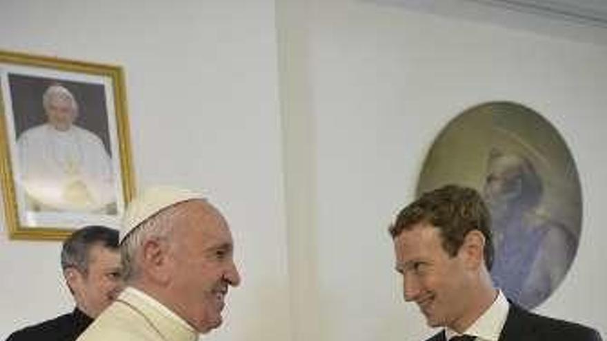 El Papa y Zuckerberg.