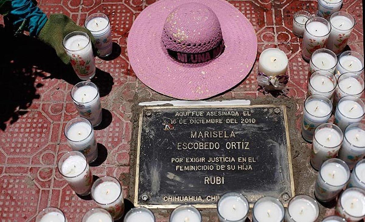 Un barret rosa i unes espelmes envolten una placa al centre de Chihuaha en memòria de l’activista mexicana Marisela Escobedo. Va morir assassinada el 16 de desembre de l’any passat, mentre protestava davant l’oficina del governador de l’estat per reclamar més celeritat en la investigació de l’assassinat de la seva filla, que va ser trobada morta en una galleda d’escombraries amb parts del cos mutilades. Centenars de mexicans estan fent durant aquesta setmana una processó pel país, liderada pel poeta Javier Sicilia, en protesta pels constants assassinats que es produeixen a Mèxic com a conseqüència del narcotràfic.