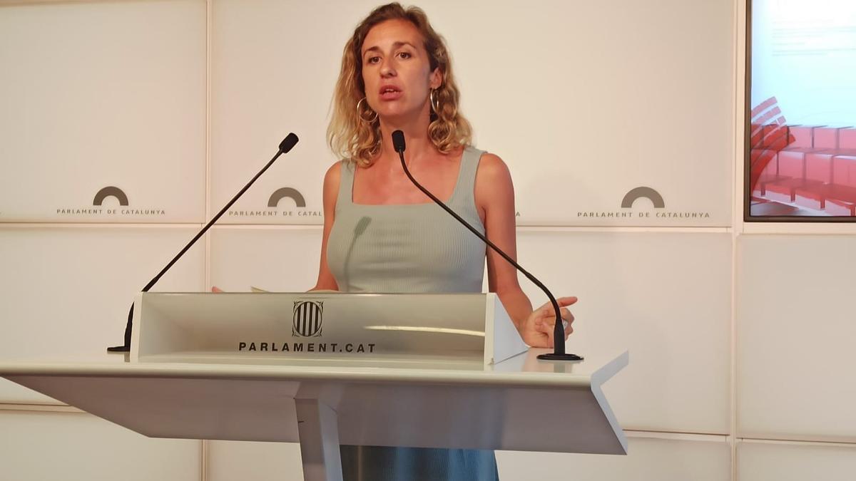 La diputada de la CUP en el Parlament Laia Estrada en rueda de prensa en el Parlament