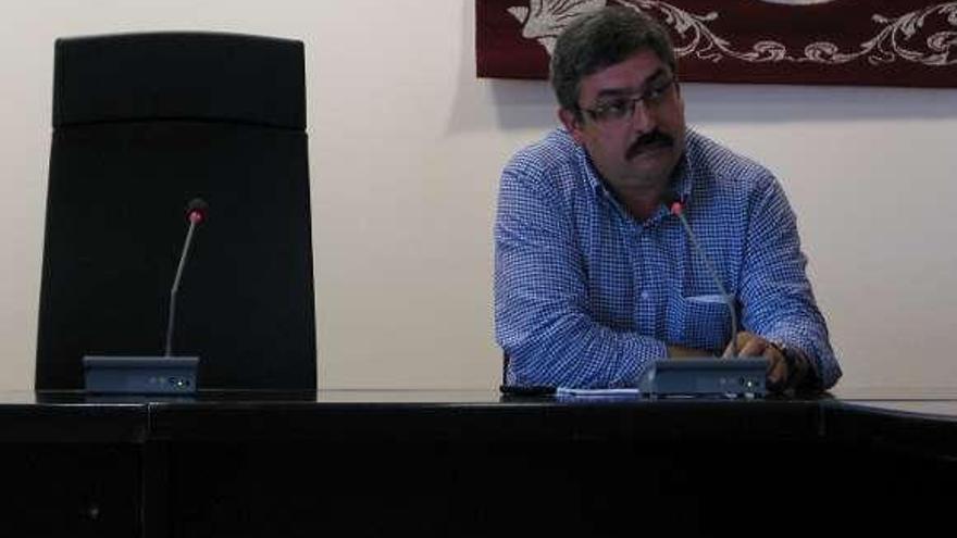 Jesús Veiga, en el pleno, junto a la silla vacía del alcalde. / la opinión