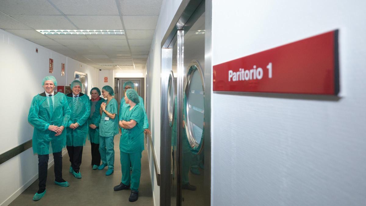 El presidente de la Xunta, Alfonso Rueda, visita junto al conselleiro de Sanidad, Antonio Gómez Caamaño, la unidad de reproducción humana asistida del hospital Materno-Infantil Teresa Herrera en A Coruña.