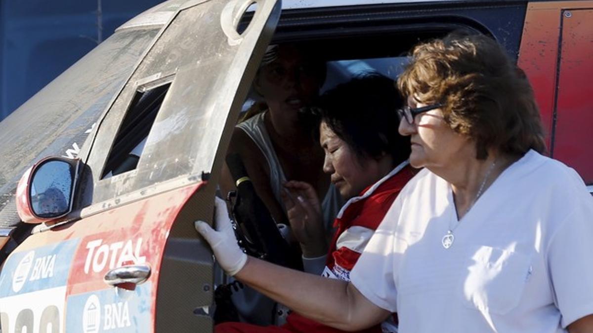 La conductora china Guo Meiling , al volante de su Mini, tras el accidente.