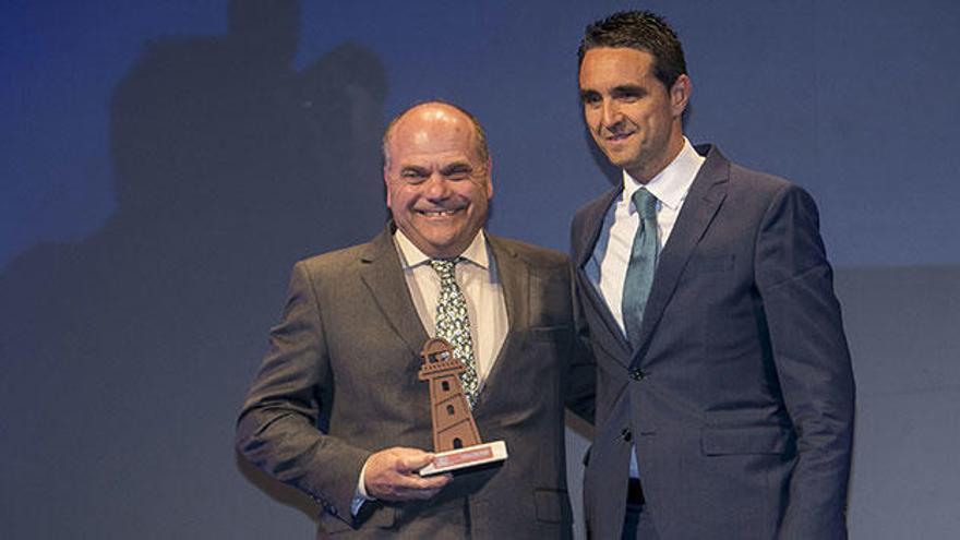 Pedro López, presidente ejecutivo de Chocolates Valor con el director territorial de Cajamar, Manuel Nieto.