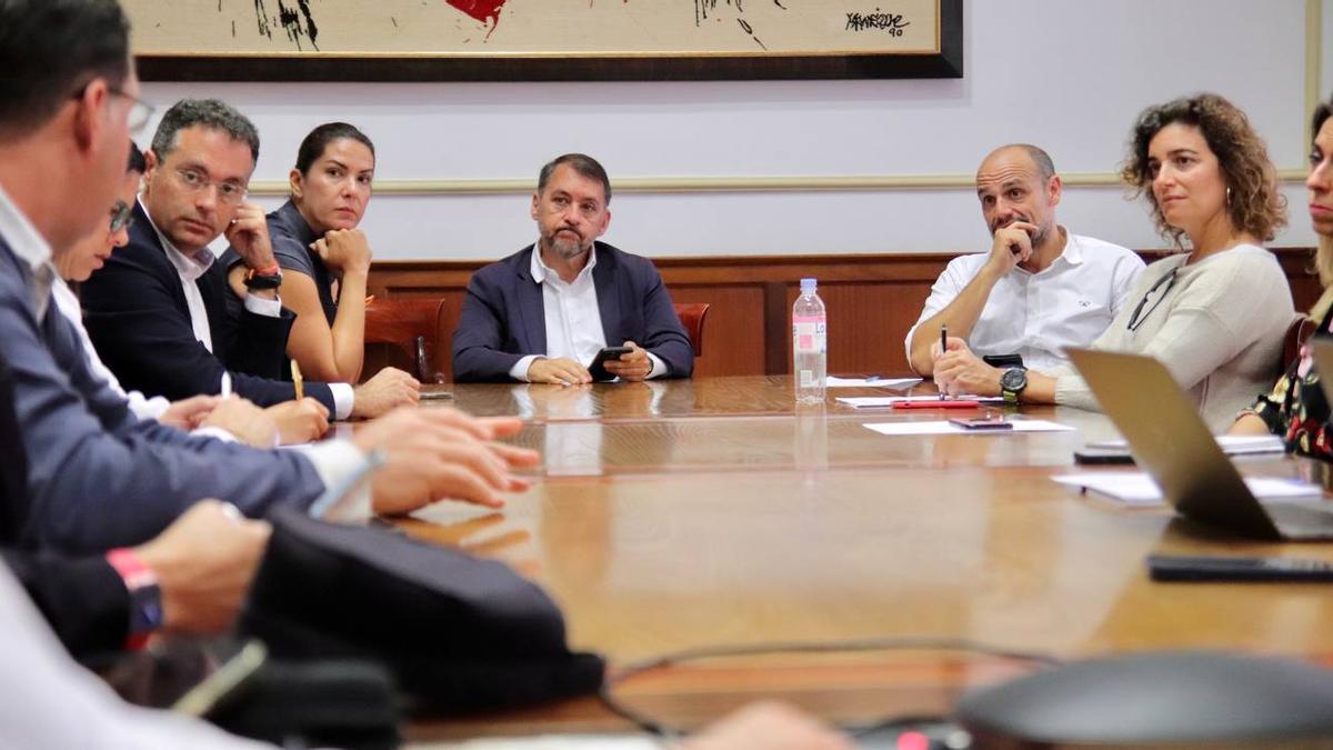 El alcalde Bermúdez presidió la reunión de coordinación de las Fiestas de Mayo 2023.