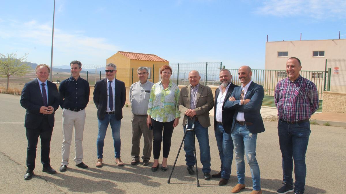 La alcaldesa Juana Guardiola visitando el polígono industrial