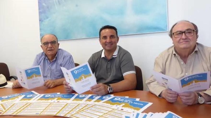 Guardiola, junto al alcalde de La Nucía y el concejal de Cultura.