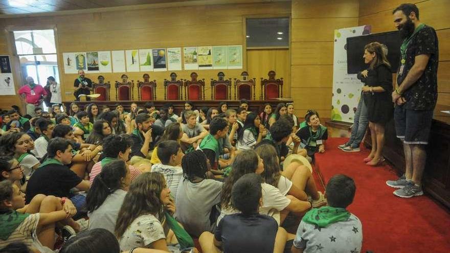 Un momento de la recepción a monitores y niños por parte en el Concello. // I. Abella