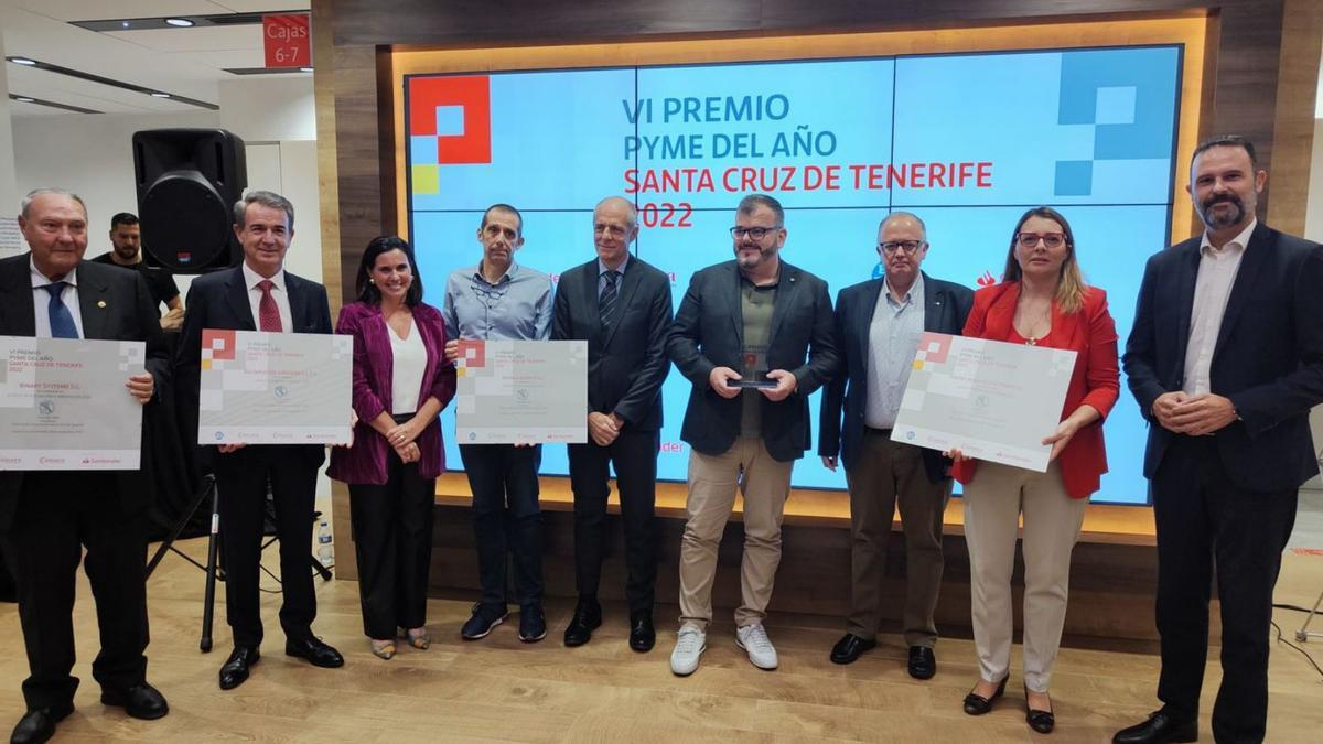 Foto de todos los premiados y los organizadores del Premio Pyme del Año 2022 en la provincia tinerfeña. | | E.D.