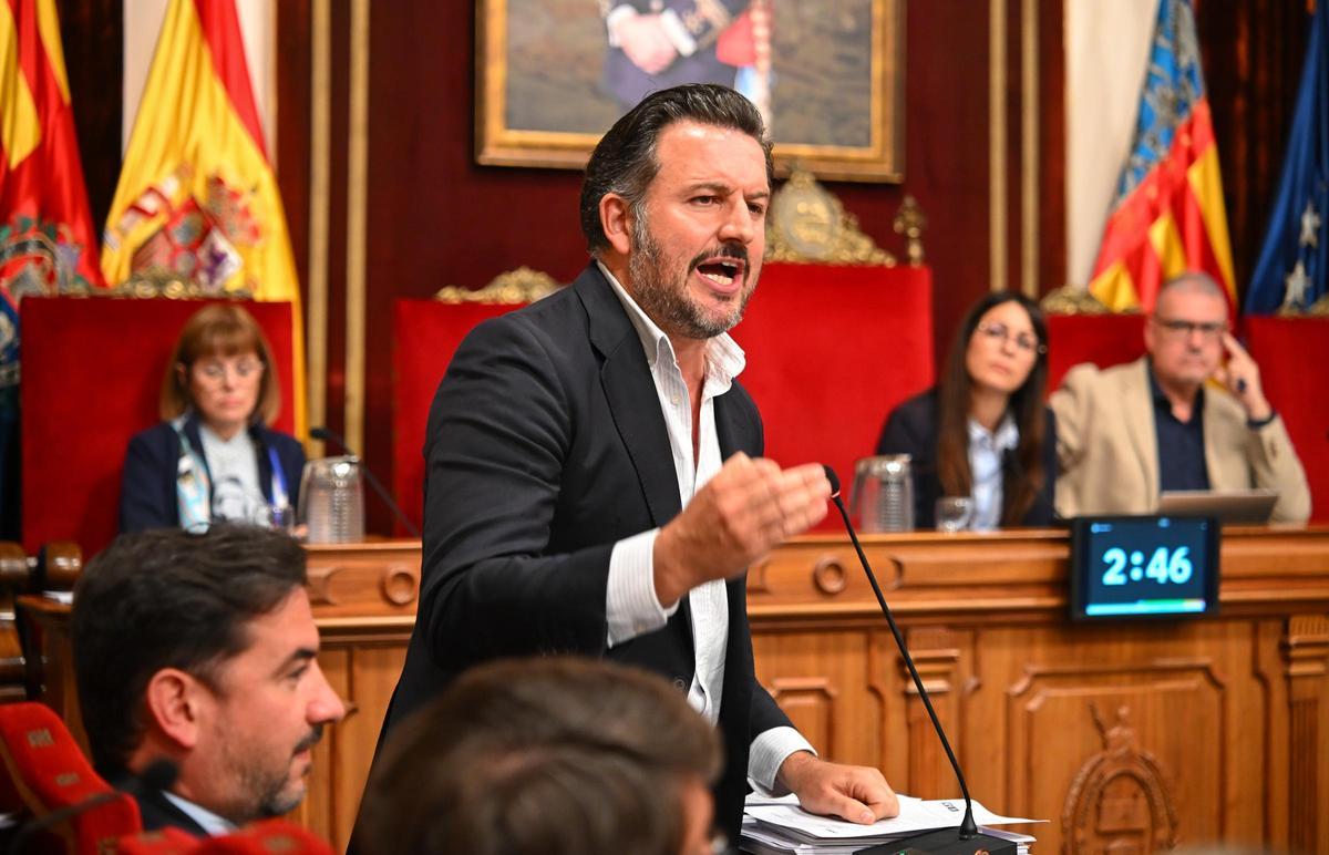 El alcalde de Elche, Pablo Ruz, durante su intervención.