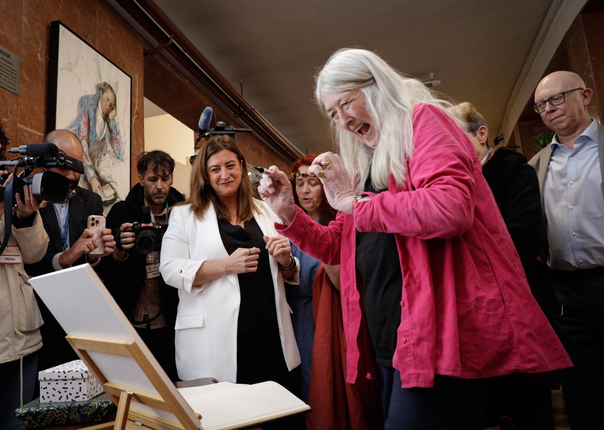 EN IMÁGENES: La "amazona" Mary Beard fascinada en su encuentro con estudiantes en Gijón: "A Nerón le habrían encantado las redes sociales"
