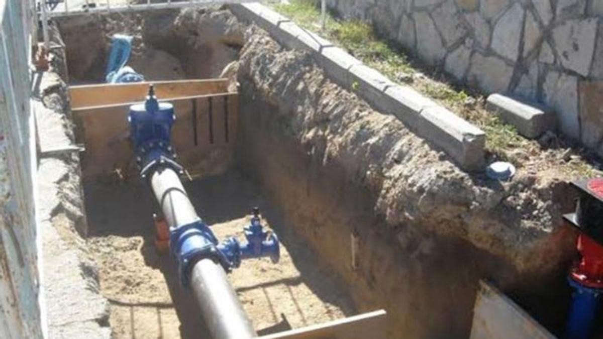 Imagen de una de las obras de sustitución de tuberías en La Sierrilla.