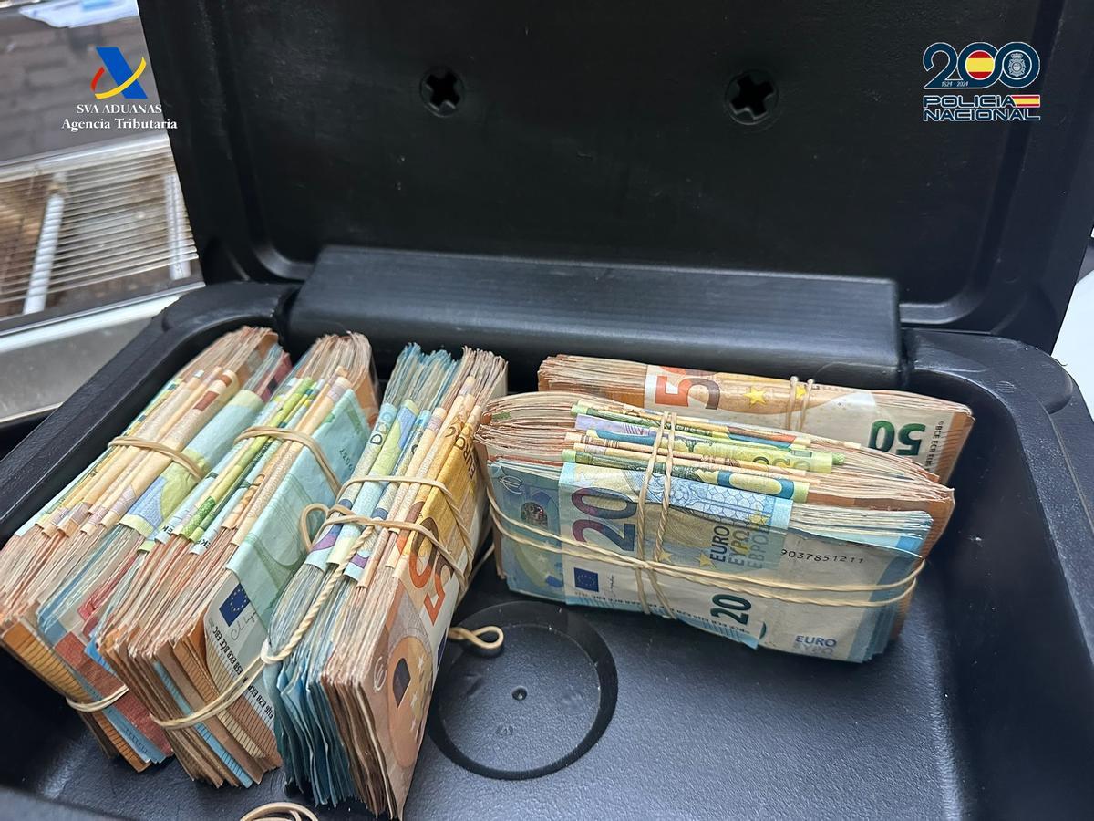 Parte del dinero intervenido en la operación.