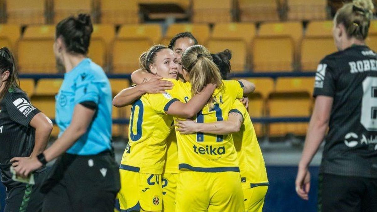 Las jugadoras del Villarreal celebran uno de los goles anotados frente al Real Betis en casa.