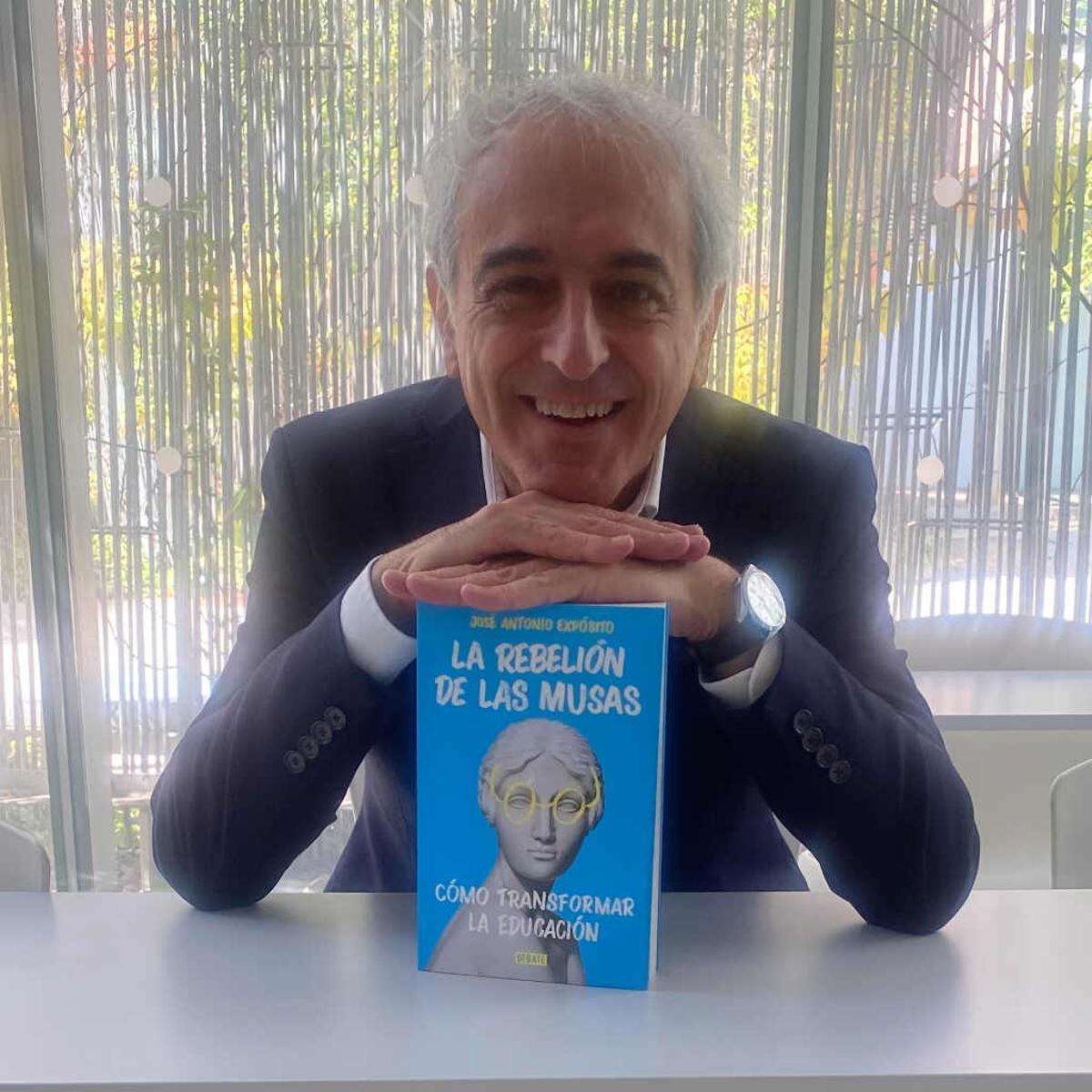 Jose Antonio Expósito mostrando su obra 'La rebelión de las Musas'