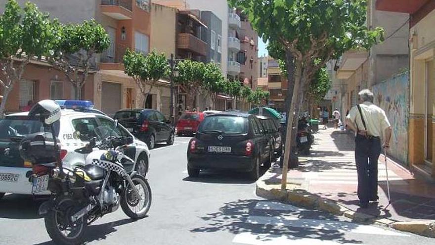 La calle cortada durante el registro de la vivienda.